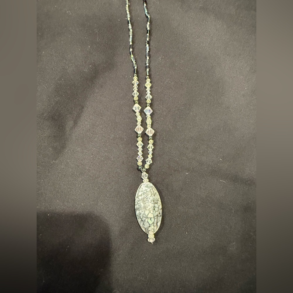 Elegant Vintage Abalone Pendant Necklace with Crystal Beads - Picture 8 of 16